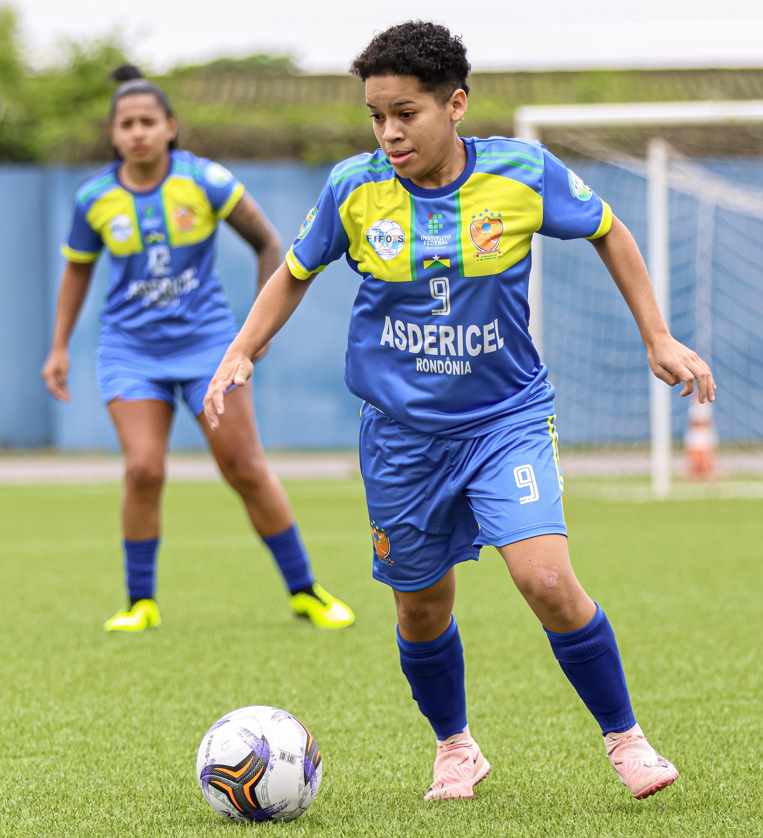 Jogadora do Asdericel em uniforme amarelo